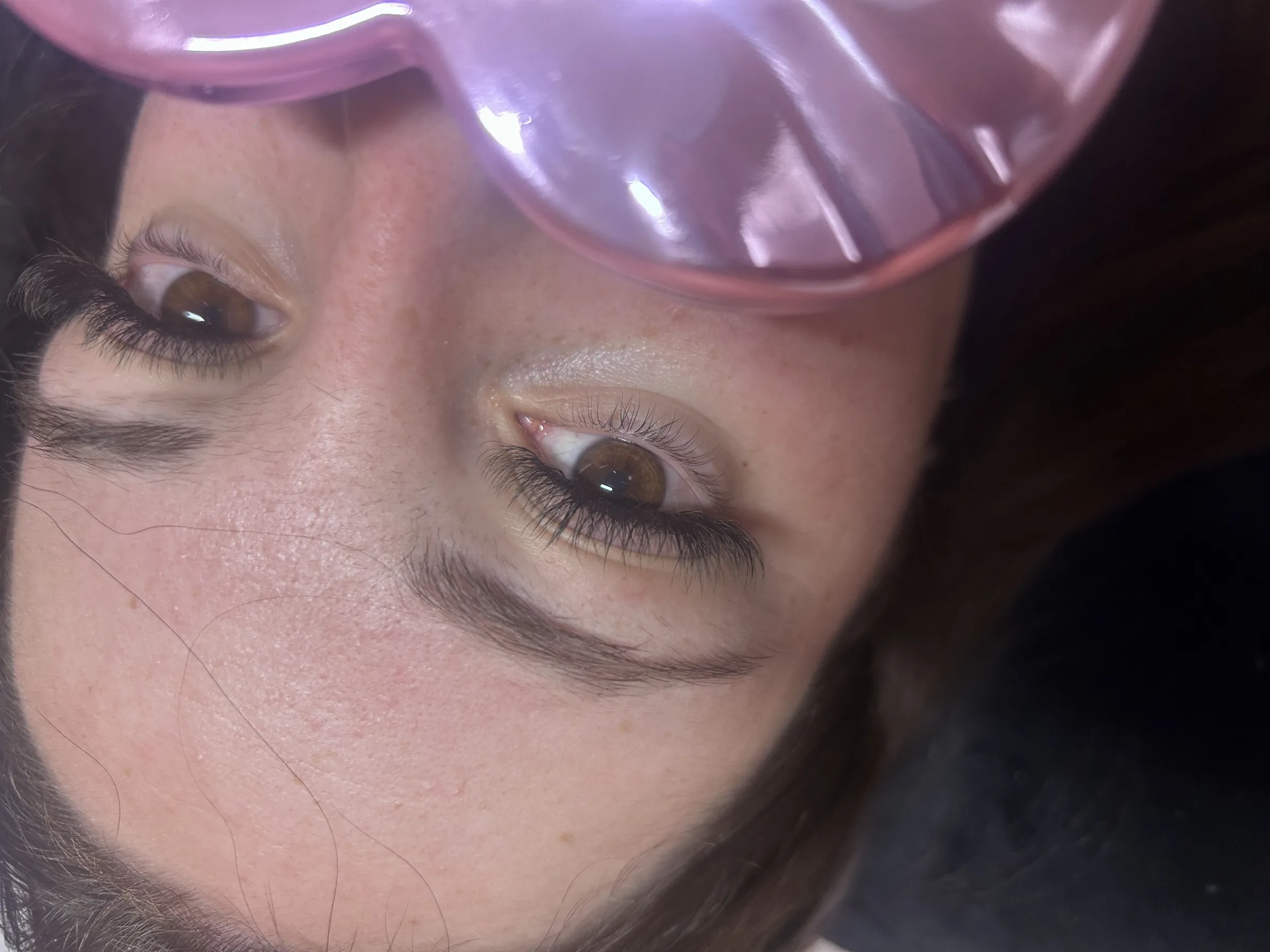Soin beauté du regard, cils et sourcils, à Autun