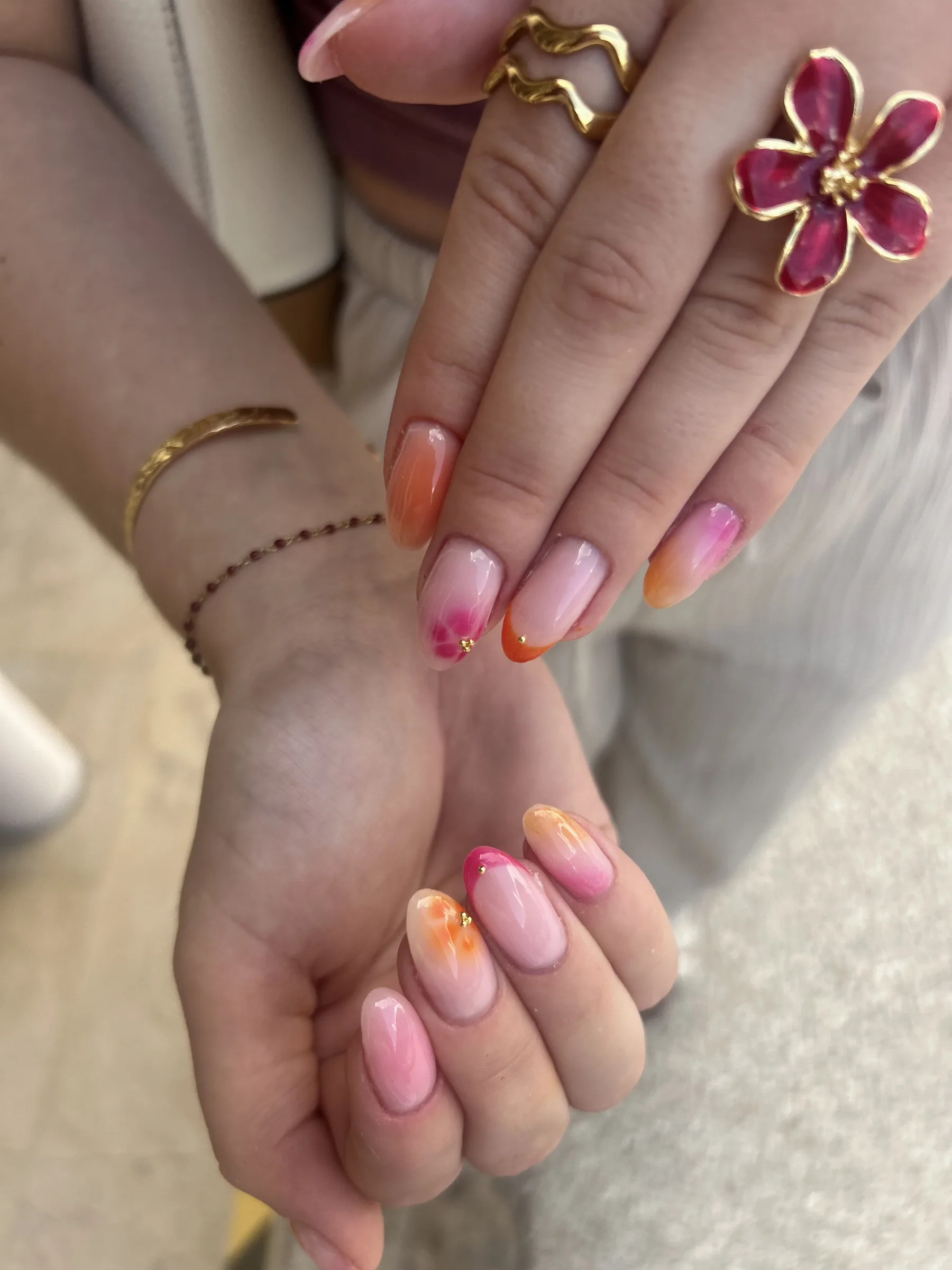 Nail art précis et coloré réalisé à Autun